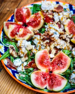 Fig, jamon Serrano, Picos blue, walnuts - sweet, salty, crunchy, indulgent. 

Probably the favourite salad we've ever offered and making it's return as a 10th anniversary special this week only. 

#laferia #spanishtapas #harrogaterestaurants