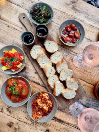Good food, good wine and the people you share the table with.

Celebrating International Friendship Day with @dinedrinkandtravelwithme and a long afternoon of tapas at La Feria. 

#laferia #spanishtapas #harrogaterestaurants