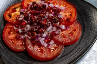 La Tomatina, the annual (and very messy) tomato fight in Buñol, near Valencia, takes place today.

A little less messy, our tomato, pomegranate and red onion salad is made with beautiful beef tomatoes - definitely better for eating than throwing! 

#laferia #spanishtapas #harrogaterestaurants