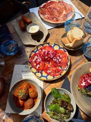 @dinedrinkandtravelwithme has the right idea when it comes to a long weekend.

A table filled with summer tapas, a bottle of something cold and plenty of time to share it all.

Join us at La Feria this bank holiday weekend. 

#laferia #spanishtapas #harrogaterestaurants