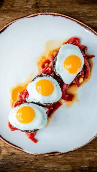Make our Morcilla, Piquillo Peppers and Quail’s Egg with us.

Award-winning black pudding from Burgos, served with sweet piquillo peppers and finished with a fried quail’s egg.

A rich and comforting plate, made for the cooler days ahead.