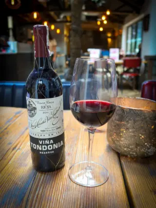 A bottle worth lingering over.

Viña Tondonia Reserva from Rioja is elegant, smooth and beautifully developed, with delicate notes of vanilla, spice and dried berries.

Six years of barrel ageing make it a lovely match for our rotisserie chicken, steak and richer tapas dishes.

Salud! 

#laferia #spanishtapas #harrogaterestaurants