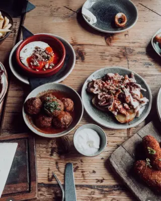 Tapas that tempt, cocktails that complete 🍹

@hayl_webb showing off the ultimate La Feria spread. 

#laferia #spanishtapas #harrogaterestaurants