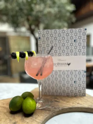 There’s a chill in the air, but our Blackberry and Elderflower Spritz is bringing a little sparkle to the season.

Fruity blackberry, fragrant elderflower and plenty of fizz come together in this refreshing Autumn Special. The perfect cocktail for settling in, catching up and enjoying La Feria’s cosy winter atmosphere.

So gather your family or friends, order a Spritz and raise a glass to the season. Salud!